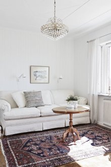 Χαλί με σχέδια σε φωτεινό σαλόνι