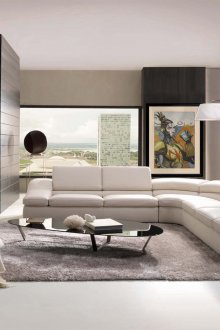 Γκρι χαλί σε ένα μεγάλο σαλόνι