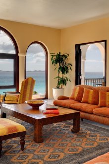 Σκούρο χαλί με πορτοκαλί στολίδι στο εσωτερικό της Μεσογείου