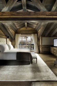 Ασημένιο χαλί τύπου σαλέ σε υπνοδωμάτιο