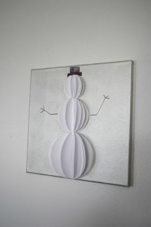 Πίνακας με χιονάνθρωπο από χαρτί