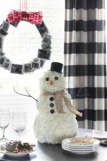 Χιονάνθρωπος από χαρτί στο τραπέζι