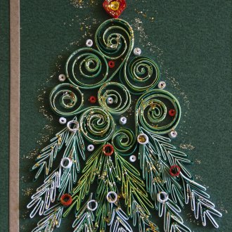 Γεμάτο χριστουγεννιάτικο δέντρο