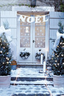 Λευκή διακόσμηση πόρτας για νέο έτος