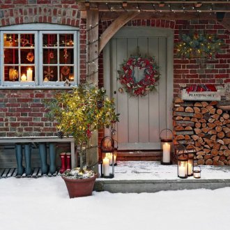 Κλασική διακόσμηση πόρτας για το νέο έτος