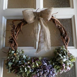 Διακόσμηση της πόρτας με λουλούδια για το νέο έτος