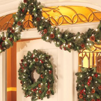 Διακόσμηση της πόρτας με γιρλάντα για το νέο έτος