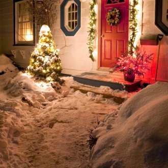 Χριστουγεννιάτικη γιρλάντα στην πόρτα