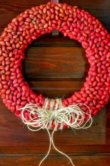 Κόκκινο χριστουγεννιάτικο στεφάνι στην πόρτα