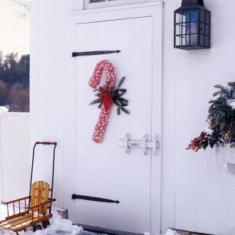 Κόκκινη διακόσμηση πόρτας για νέο έτος