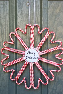 Διακόσμηση της πόρτας με καραμέλα για το νέο έτος