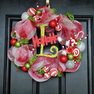 Διακόσμηση της πόρτας με κορδέλες για το νέο έτος