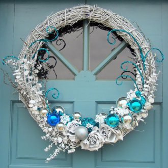 Χριστουγεννιάτικη διακόσμηση πόρτας με μπάλες