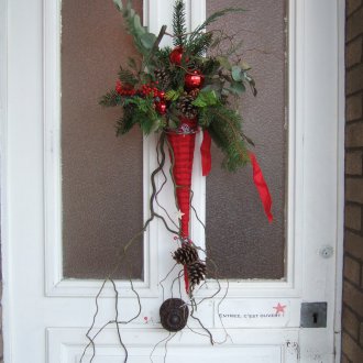 Χριστουγεννιάτικη διακόσμηση πόρτας με κώνοι