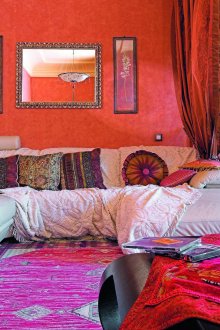 Φωτεινό ροζ χαλί εκτύπωσης σε σαλόνι Boho στυλ