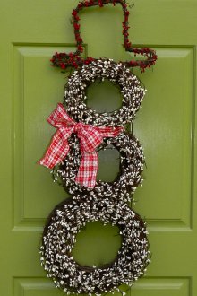 Χιονάνθρωπος από στεφάνια στην πόρτα