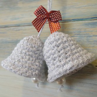 Διακόσμηση της πόρτας με χριστουγεννιάτικα κουδούνια