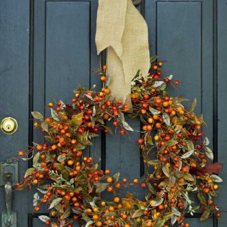 Κίτρινο στεφάνι σε μια πόρτα του νέου έτους