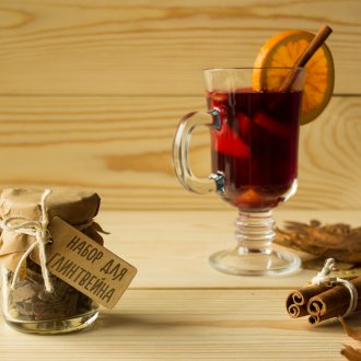 Ρυθμίστε για ζεστό κρασί ως δώρο για το νέο έτος