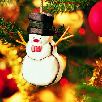 Χιονάνθρωπος στο χριστουγεννιάτικο δέντρο