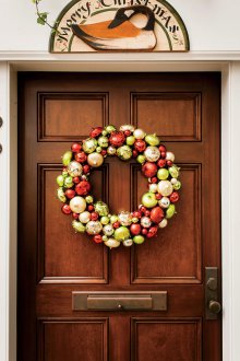 Χριστουγεννιάτικο στεφάνι στην πόρτα
