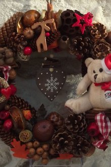 Χριστουγεννιάτικο στεφάνι με παιχνίδια