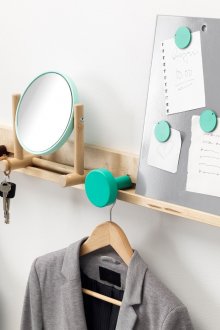 Μικρός στρογγυλός καθρέφτης στο διάδρομο