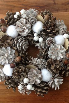 Χριστουγεννιάτικο στεφάνι κώνων