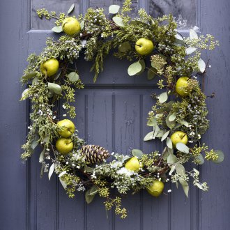 Χριστουγεννιάτικο στεφάνι με μήλα