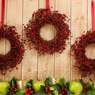 Χριστουγεννιάτικο στεφάνι με μούρα