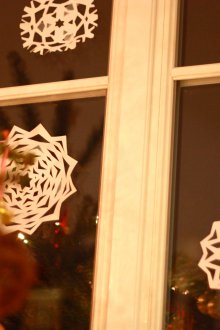 Χαρτί νιφάδες στο παράθυρο