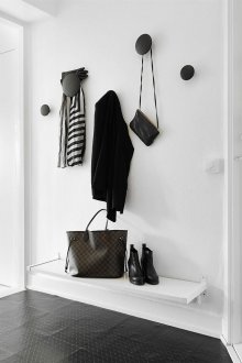 Πλήρες καθρέφτη σε λευκό διάδρομο