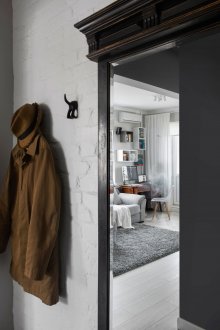 Καθρέφτης ενσωματωμένος στο μαύρο ντουλάπι στο διάδρομο