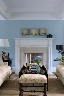 Μπλε σαλόνι με τζάκι