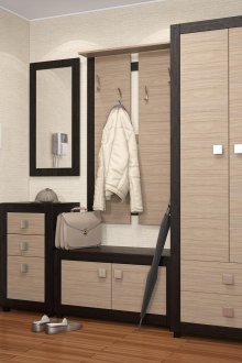 Ένας μικρός ορθογώνιος καθρέφτης στο διάδρομο