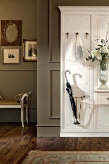 Λευκή ντουλάπα με καθρέφτη πόρτα στο διάδρομο