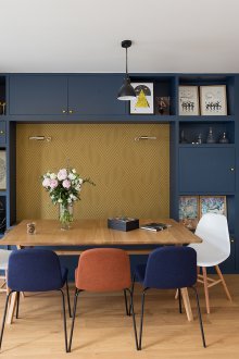 Μπλε ντουλάπα στο σαλόνι