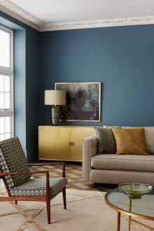 Σκούρο μπλε τοίχους στο σαλόνι