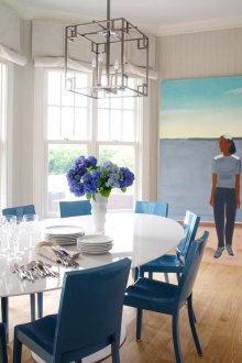 Μπλε καρέκλες στο σαλόνι της τραπεζαρίας