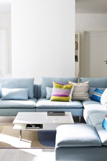 Γωνιακός καναπές στο σαλόνι