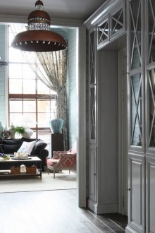 Σύνθετο καθρέφτη στο διάδρομο από μικρούς καθρέφτες