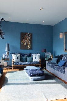 Μπλε σαλόνι σε εξοχική κατοικία