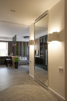 Πόρτα καθρέφτη στο διάδρομο