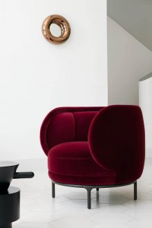 Στρογγυλή μπορντό καρέκλα στο εσωτερικό