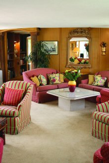 Έπιπλα Βουργουνδίας στο εσωτερικό