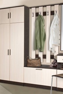 Μικρός ορθογώνιος καθρέφτης σε φωτεινό διάδρομο