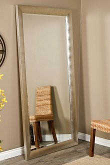 Κάθετο καθρέφτη κλίσης σε ένα ασημένιο πλαίσιο στο διάδρομο