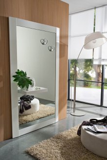 Καθρέφτης σε ασημένιο πλαίσιο στο διάδρομο