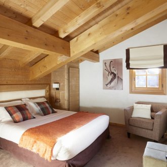 Μεγάλη κρεβατοκάμαρα σοφίτα