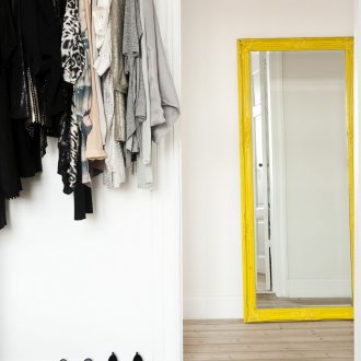 Ορθογώνιος καθρέφτης στο κίτρινο πλαίσιο στο διάδρομο